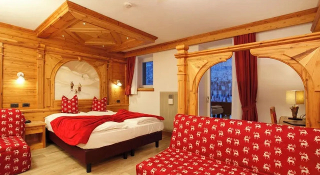 Четырёхместный семейный полулюкс Hotel Gardenia