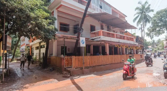 OYO StayOut Baga Party Guest House, Prenota Affittacamere Baga 