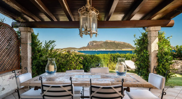 This large apartment is located on the ground floor, has a beautiful garden and a spacious terrace o-S'ABBA 11