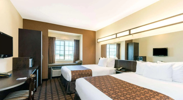 Четырёхместный номер Standard Microtel Inn and Suites Eagle Pass