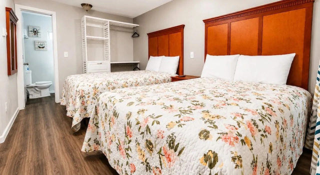 Шестиместный номер Standard Royal Gateway Motel