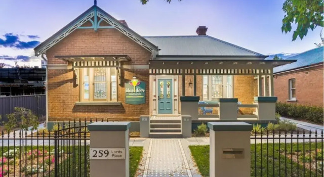 Коттедж с 2 комнатами Blue Door Apartments Heritage Charm in CBD