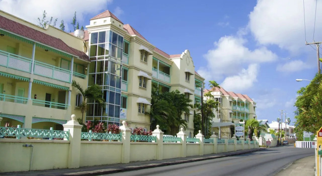 Blue Orchids Beach Hotel, Rezervați Hotel Hoteluri în Worthing cu parcare, aproape de Rockley Beach, Parcare