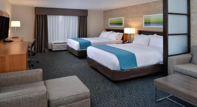 Четырёхместный люкс Holiday Inn Hotel & Suites Edmonton Airport Conference Centre by IHG