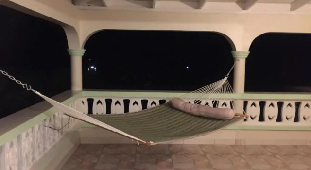 Postel ve společném pokoji pro ženy Soufriere Guesthouse