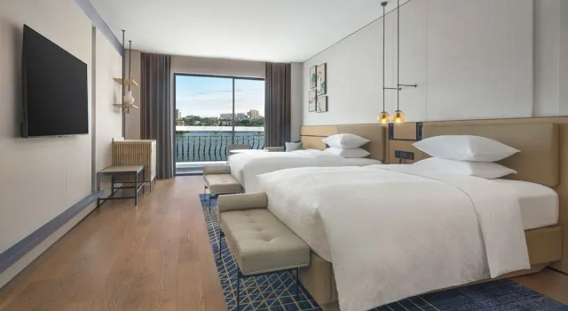 Четырёхместный номер Deluxe с балконом Four Points by Sheraton Yangjiang City Center