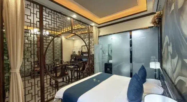 Семейный люкс Deluxe Home Inn (Mangshi South Bus Station)