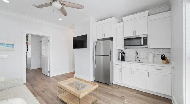 Апартаменты Comfort Modern One Bedroom Lockout