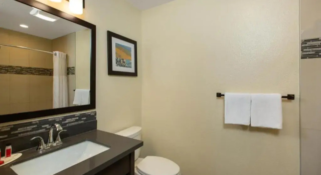 Четырёхместный номер Standard Days Inn by Wyndham Monterey-Fishermans Wharf Aquarium