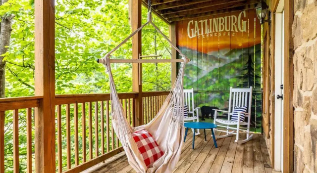 Коттедж Boutique Cabin, Remodeled in 2021, Great Location, Hot Tub, Seasonal Access to Resort Pool