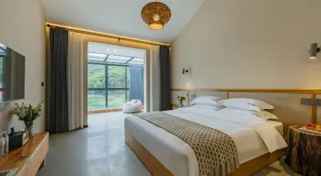 Двухместный семейный люкс Xixia Mountain Retreat · Wild Luxury Mountain Views, Skiing, and Relaxed Family Vacation