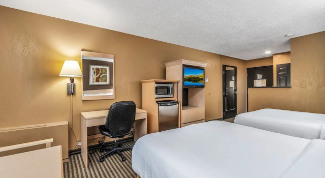Четырёхместный номер Standard с балконом Seven Oaks Hotel Regina, SureStay Collection by Best Western