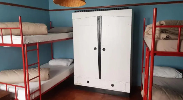 Кровать в общем номере Penthouse on Long Backpackers