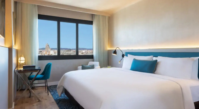Номер Superior с красивым видом из окна Renaissance Barcelona Hotel