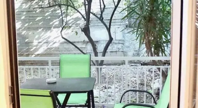 Spacious Peaceful Studio with Garden Patio, Забронировать Отель Отели Афины с парковкой, рядом с Евангелисмос, Парковка