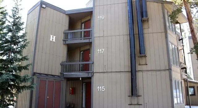 Goldcamp II H-119 By Peak Property Management, Забронировать Отель Отели Брекенридж с парковкой, рядом с Trygve's Platter Chair Lift, Парковка