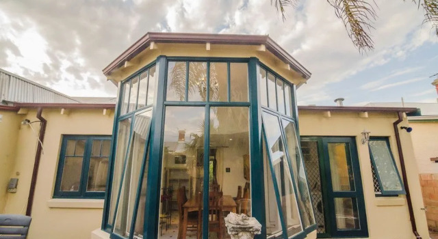 Charming Central Home, Забронировать Отель Отели Перта 4 звезды, рядом с Стадион RAC Arena, 4*