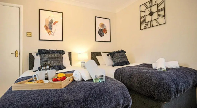 Two Bedroom Bungalow in Milton Keynes by HP Accommodation - Free WiFi & Parking, 预订 公寓 米尔顿凯恩斯 白金汉郡