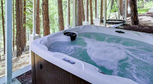 Коттедж с 4 комнатами с балконом Luxurious & Forested Oasis in Flagstaff w/ Hot Tub