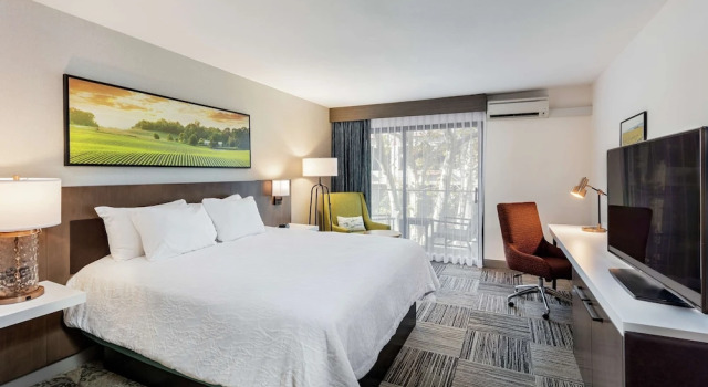 Двухместный номер Standard с балконом Hilton Garden Inn Davis Downtown