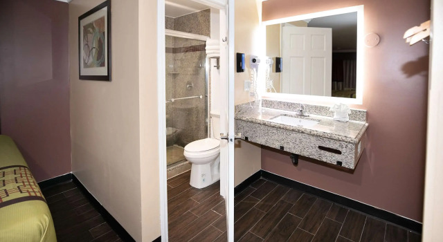 Четырёхместный номер Standard Rodeway Inn & Suites Bellflower