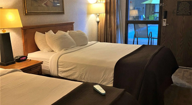 Четырёхместный номер Standard с видом на бассейн Best Western Plus Kelly Inn