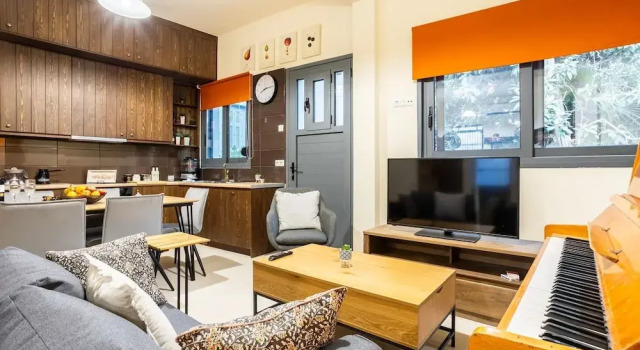 Jeannette s Seaside Getaway - Kalamata Urban Gem, Забронировать Дом для отпуска Коттеджи Каламата, рядом с Парк-музей железнодорожного транспорта Каламаты, Коттедж