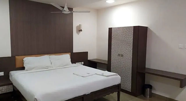 Двухместный номер Deluxe с балконом Hotel Sownthariyam