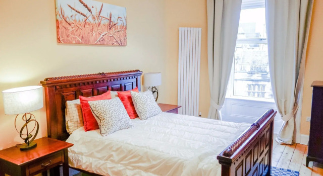 Newly Furnished Flat on Leith Walk, Sleeps 4, Забронировать Апартаменты/квартира Лейт Эдинбург, рядом с Железнодорожный вокзал Эдинбург-Уэверли