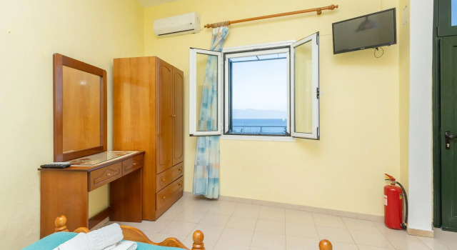 Dolphin Studio Swimming Pool Walk to Beach Sea Views A C Wifi Car Not Required - 559
