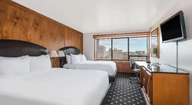 Четырёхместный номер Deluxe The Antlers, a Wyndham Hotel