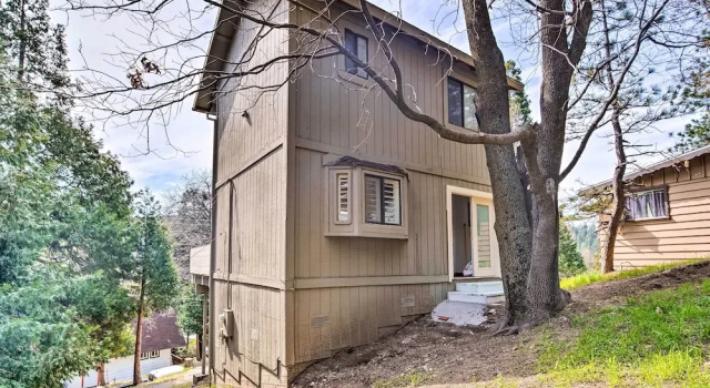 Crestline Cabin w/ Deck: 1 Mi to Lake Gregory, Reservar Hotel Crestline San Bernardino Mountains