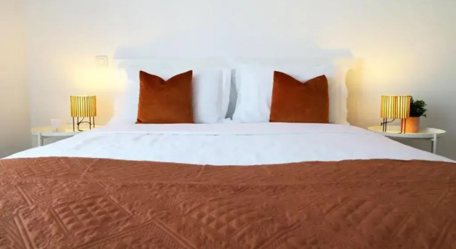 Albufeira Central Apartment, 10 mins walk to beach, Rezerwuj Apartament Hotele w Algarve z basenem, Basen