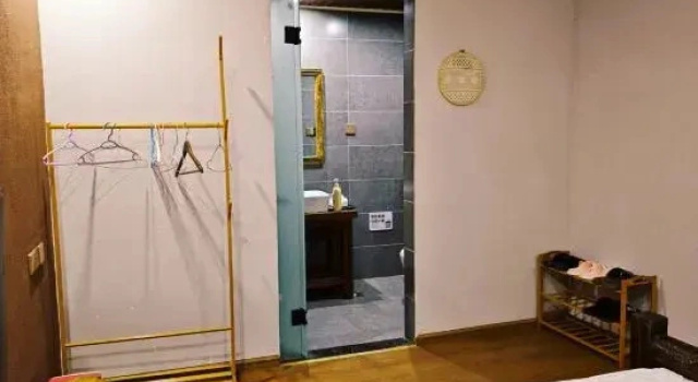 Четырёхместный семейный люкс Huafeng Hotel