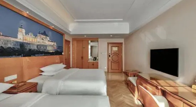 Трёхместный семейный люкс Standard Vienna Hotel (Shangri-La Old Town)