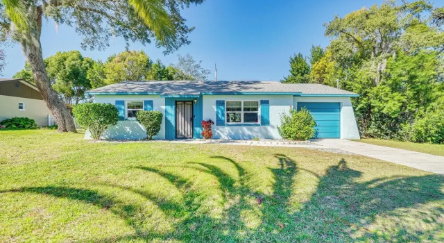 Коттедж Spring Hill Home - 3 Mi to Weeki Wachee Springs!