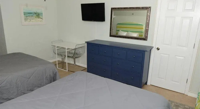 Beach Suites Resort, Забронировать Курортный отель Курортные отели Мадейра-Бич, рядом с The Church by the Sea, Курортный отель