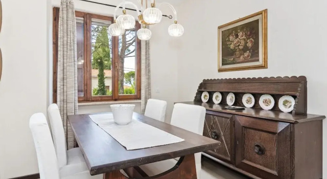 Comfortable Apartment With Library And Swimming Pool