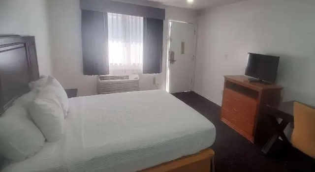 Люкс Travelodge by Wyndham Livonia Canton Novi Detroit Area