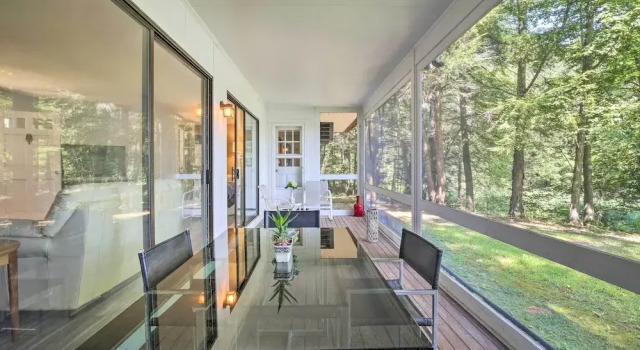 Water-view Home in the Berkshires, Buchen Sie Ferienhaus  