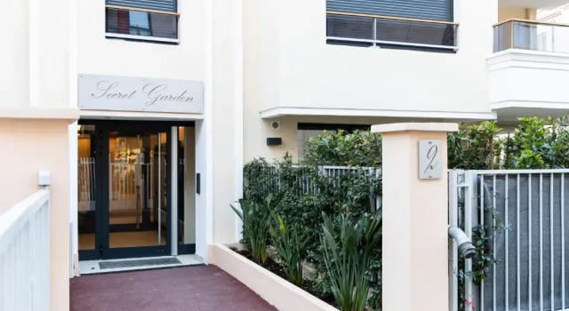 MODERN GARDEN-LEVEL APARTMENT 2 mn from the beaches !