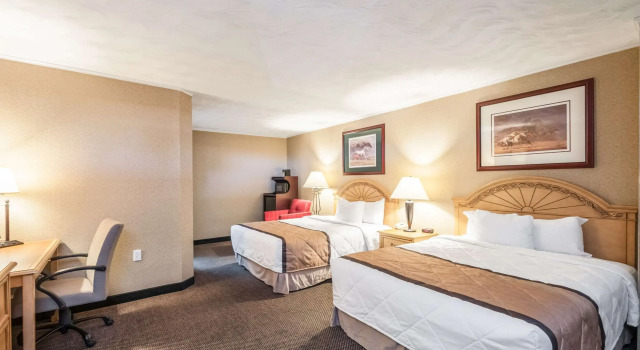 Четырёхместный номер Standard Rodeway Inn & Suites Charles Town