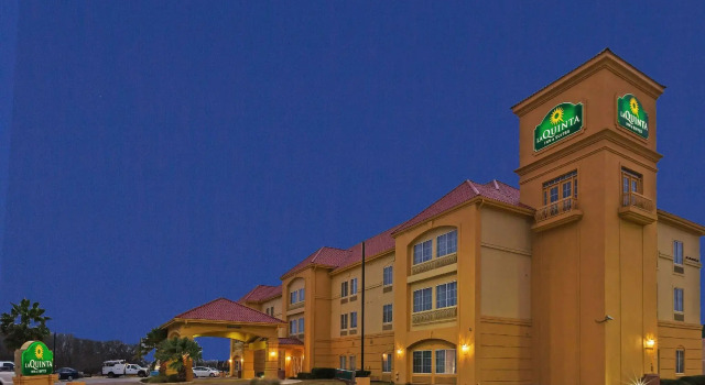 Кровать в общем номере La Quinta by Wyndham Seguin