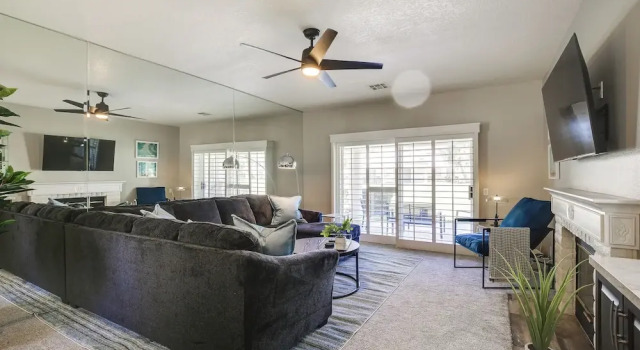 Patio + Pool Access: Stunning Palm Desert Townhome, Забронировать Апартаменты/квартира Отели Палм-Дезерт с парковкой, Парковка