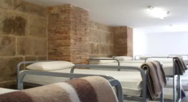 Кровать в общем номере Albergue Santiago Apostol