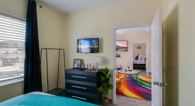 NEW 4 Bedroom Apt Near DT Walk to Restaurants, Prenota Appartamento Hotel a Tennessee con parcheggio, Parcheggio