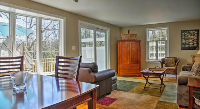Peaceful Waterfront Apt w/ Deck, 22 Mi to Portland, Buchen Sie Ferienwohnung  