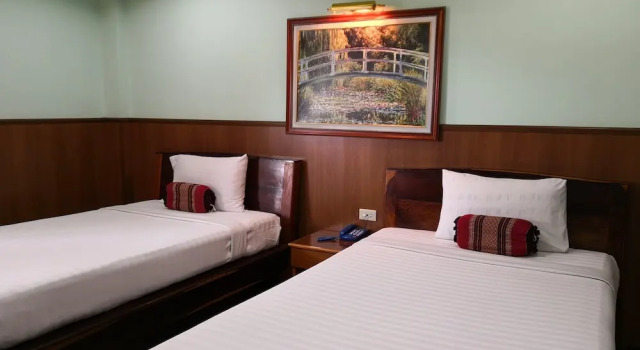 Двухместный номер Standard с балконом Phadaeng Hotel