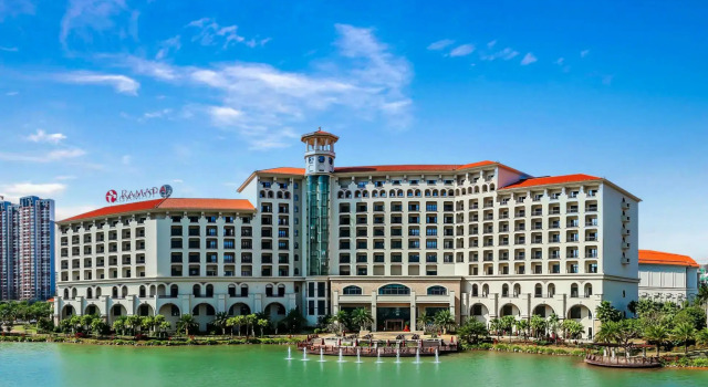 Кровать в общем номере Ramada Huizhou South