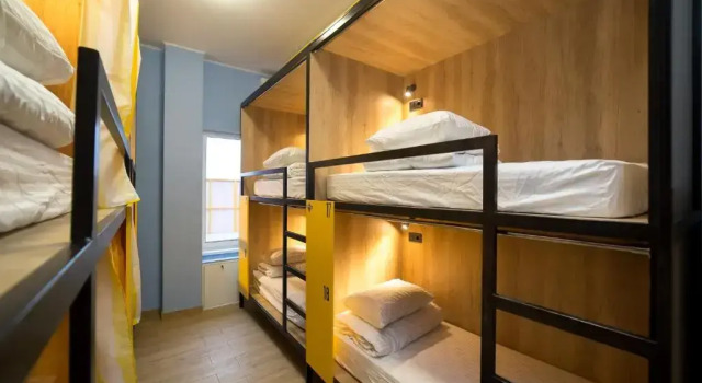 Кровать в общем номере HOTEL Bee Station